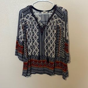 Size small 3/4 sleeve flowy shirt.